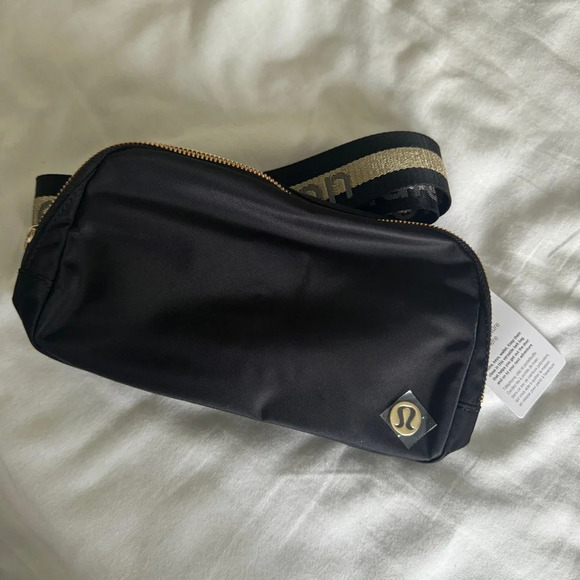 🆕🖤 Lululemon Everywhere Belt Bag Black Gold Wordmark - Picture 1 of 6